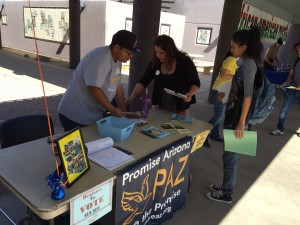 Perla Salgado habla con un estudiante considerando registrarse a votar. Foto: Valeria Fernández.