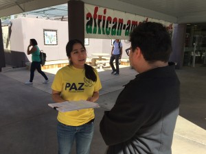 José Barboza es soñador y aunque no puede votar desde hace tres años ayuda a jóvenes para que participen en las elecciones. Foto: Valeria Fernández.