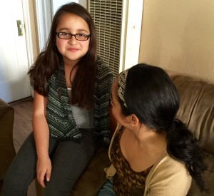 MariCarmen López está muy feliz porque para mayo, su hija Marian de diez años podrá tener acceso al plan estatal de seguro médico Medi-Cal, bajo la nueva ley Salud para Todos. Foto: Araceli Martínez.