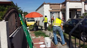 Personal de Parsons, realizando muestreo de suelo en Maywood, CA. Foto: Rubén Tapia.