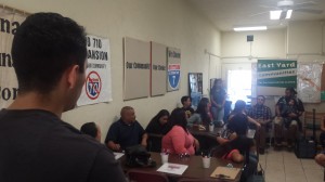 Voluntarios de Commerce se preparan para caminar en el barrio. Foto: Rubén Tapia.