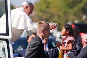 Aquí la niña mexico estadunidense, Sofi Cruz, quien viajó desde California hasta la capital de Estados Unidos, para abordar al Papa Francisco en su visita a Washington, DC, en septiembre pasado, para pedirle que intercediera por los inmigrantes ante el inminente peligro de la deportación. Foto: franciscoenjuarez.mx