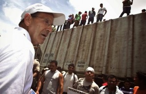 El sacerdote, Alejandro Solalinde en un encuetro con migrates que viajan hacia E.U. montados en el tren conocido como La Bestia. Foto: www.elsegundero.com