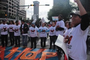 Trabajadores inmigrantes y sus familias envían mensaje al gobernador Bobby Jindal de Louisiana. Foto: Alianza de Trabajadores Migrantes. 