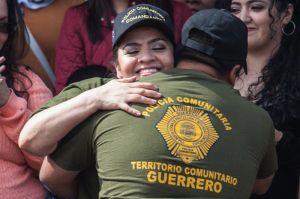 Nestora Salgado libre, se funde un abrazo con un compañero de lucha de la policía comunitaria de Olinalá, Gro. Foto: Cesar Martínez López-Agencia Cimacnoticias.