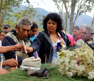 Berta Cáceres en la región de Río Blanco, en el occidente de Honduras, donde ella, el COPINH  y el pueblo de Río Blanco habían mantenido una lucha de dos años para detener la construcción del proyecto hidroeléctrico Agua Zarca.