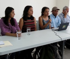 Laura Zúñiga sostiene el micrófono en una conferencia de prensa en Honduras. Foto: mujer.com