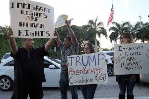 Latinos protestan en La Florida. Foto: blogs.wsj.com