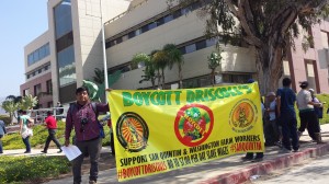 Jornaleros de los fértiles campos agrícolas de San Quintín, Baja California, llegan con su movimiento de boicot a las oficinas de Driscoll en Ensenada, en su ruta a Tijuana para elevar esta protesta binacional contra la agroindustria trasnacional en la línea que separa a la Baja y la Alta California.