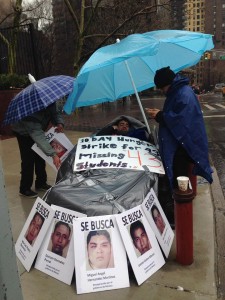 Leobardo Santillan en huelga de hambre de 10 días por los desaparecidos en México. Foto: otroslibros.com