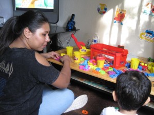 Nataly juega legos con Matthew, el hermano de ambas chicas. Foto: Zaidee Stavely.