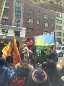 En el templete a un lado de la Glorieta de Cristóbal Colón, Kerry Kennedy al micrófno y Gerardo Reyes parado detrás de ella. Foto: MVG