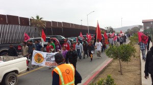 Marcha de jornaleros de San Quintín se acercan por la línea  a Playas de Tijuana. Foto: Rubén Tapia.