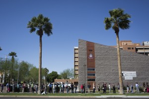 Votantes en fila fuera de un centro comunitario del Ejército de Salvación en el martes 22 de marzo en Phoenix, AZ. Foto: traiblazerrsblog.dallasnews.com 