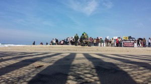 En las Imperial Beach, el contingente de jornaleros y activistas bloqueado por la Patrulla Fronteriza. Foto: Rubén Tapia.