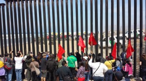 1-Jornaleros y las Californias divididos por un muro llevan a cabo si encuentro binacional para decretar un boicot contra Driscoll y Berry Mex. Foto: Rubén Tapia.