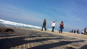 Con el puño en alto un activista celebra el acuerdo al que llegaron con los agentes de la Patrulla Fronteriza para realizar el mitin binacional donde se decretó un boicot para Driscoll y otro para Donald Trump.