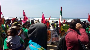 Familias enteras con sus hijos en brazos llegan después de una marcha de cuatro días, tras realizar un mitin de protesta a su paso por la ciudad de Ensenada, BC, frente a la sede de Driscoll/Berry Mex, como informamos oportunamente aquí. Foto: Rubén Tapia.