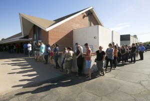 Latinos en líneas de espera en el Memorial Presbyterian Church, en Phoenix, Arizona.