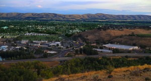 Yakima,_Washington_-_40th_Ave_looking_south_from_Lookout_Point