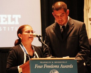 Nelly Rodríguez y Gerardo Reyes recibiendo el prestigioso premio Medalla a la Libertad.