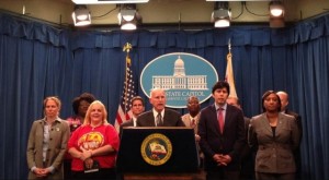 El gobernador de California, Jerry Brown anunciado el aumento del salario mínimo a 15 dólares la hora. A su lado izquierdo, el presidente Pro Tem del Senado, Kevin De León. Foto: www.kcra.com