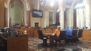 Audiencia del Comité de Vivienda de L.A . Thelmy Pérez, a la derecha de traje al fondo de la mesa. Foto: Rubén Tapia.