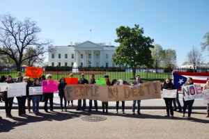 Puertorriqueños protestan frente a la Casa Blanca en Washington. Foto: José Zamorano.