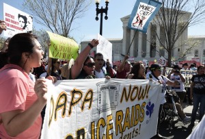 Manifestantes en favor de un fallo favorable de la Corte Suprema para DACA y DAPA. Foto: José López Zamorano.