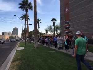 Votantes en fila fuera de un edificio que albergaba un centro de votación en el martes 22 de marzo en Phoenix, AZ. Foto: Valeria Fernández.