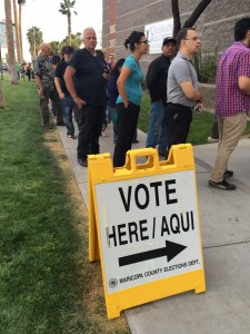 Largos tiempos de espera y de incertidumbre sobre si poder votar o no al final de la línea. Foto: Valeria Fernández.