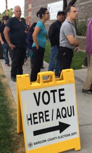 Largos tiempos de espera y de incertidumbre sobre si poder votar o no al final de la línea. Foto: Valeria Fernández.