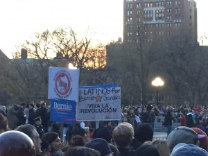 En el Washington Square Park, durante la concentración de la asistencia masiva al mitin de Bernie Sanders. Foto: Fernando Mancillas.