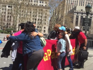 Miembros de la Caravana se encuentran con amigos y familiares en Nueva York y se funden en un abrazo fraterno. Foto: Marco Vinicio González.