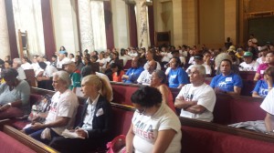 Público pendiente de la audiencia del Comité de Vivienda de Los Ángeles. Foto: Rubén Tapia.