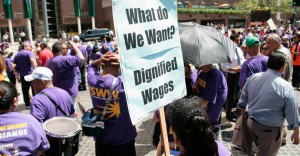 Cientos de trabajadores se reunieron para celebrar el anuncio del aumento al salario mínimo a 15 dólares la hora. Foto: dailysignal.com