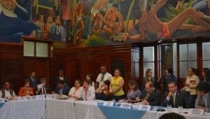 En el Congreso de la República de Guatemala o “Salón del Pueblo“ dando a conocer la Caravana por la paz, la vida y la justicia y presentando alternativas en materia de políticas de drogas. Foto: Chelis López.