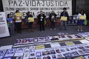 Miembros de la caravana a las afueras de la ONU. Foto: Moyses Zuniga Santiago