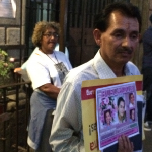  Guillermo Gutiérrez, padre de Raquel, joven desaparecida en Tamaulipas y Ana Pérez de la Organización Fraternal Negra de Honduras (OFRANEH). Foto: Raúl Silva.