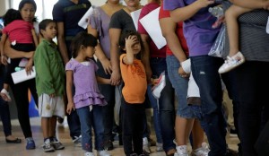 Niños centroamericanos haciendo fila para conseguir un boleto de autobús. Foto: www.washingtontimes.com.