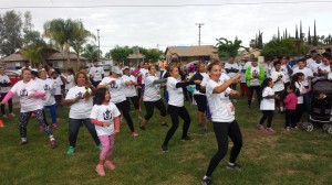 A ritmo de zumba ‘calientan motores’ antes de carrera-caminata. Foto: Rubén Tapia.