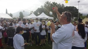 Alfonso Noyola, manager de la ciudad de Arvin se dirige a los participantes antes de carrera-caminata. Foto: Rubén Tapia.