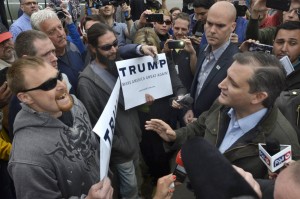 En un momento de las primarias de ayer en Indiana Ted Cruz, antes de abandonar la contienda pela contra seguidores de Trump. Foto: www.timesfreepress.com.