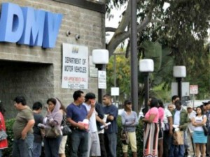  Haciendo fila para registrarse al padrón electoral de California. Foto: www.breitbart.com