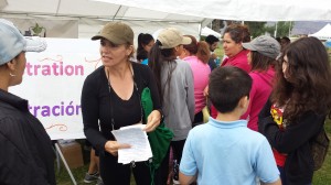 Gema Pérez, organiza la inscripción de sus grupos para la VI Carrera-Caminata de 5 Km, organizada por Building Helthier Communities. Foto: Rubén Tapia.