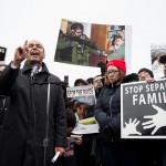 Congresista demócrata de Chicago, Luís Gutiérrez protesta contra las políticas antinmigrantes de la administración Trump. Foto: By Bill Clark/CQ Roll Call.