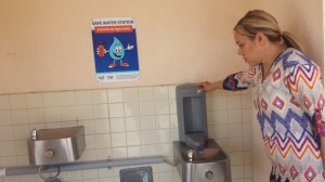 Aida Montelongo, maestra y madre de familia de Bear Mountain Elementary School, muestra el bebedero y dispensario de agua saludable. 