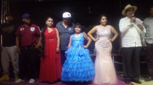 Candidatas a Reina de la Uva, antes de la coronación, junto al comité organizador. Foto: Rubén Tapia.