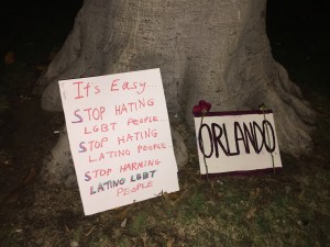 Con pancartas reflexionan sobre masacre en Orlando. Foto: Ricardo Hernández.