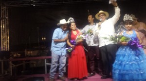 Coronación de Griselda como Reina de la Uva 2016, junto a su orgulloso padre y líder purépecha, Meregildo Ortiz. Foto: Rubén Tapia.